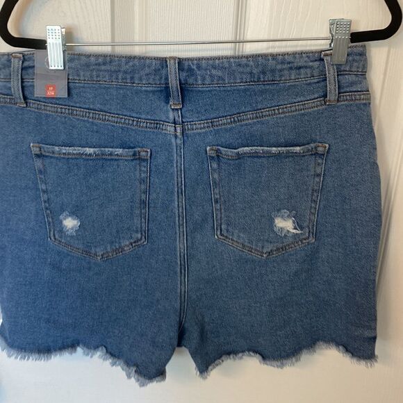NWT- rewind high rise, medium wash- distressed Jean shorts- size 15/32W - Picture 6 of 13